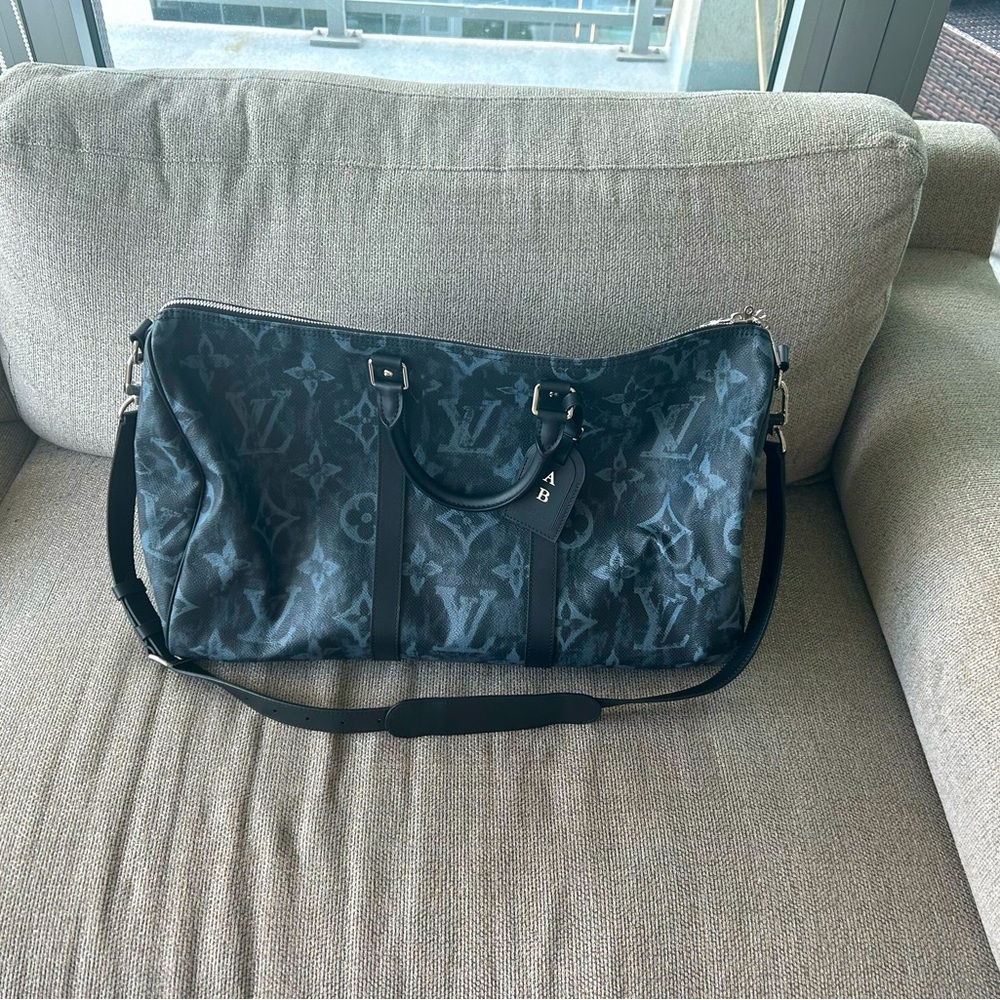 AUTHENTIC. Worn once.
21.7 x 12.2 x 9.8 inches
(length x Height x Width)